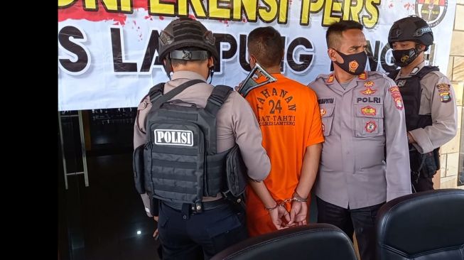 Aipda Rudi Suryanto saat dihadirkan dalam ekspose penembakan Aipd Karnain di Polres Lampung Tengah, Senin (5/9/2022). [ISTIMEWA]