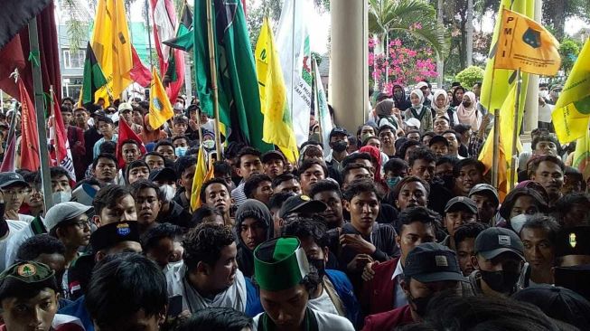 Giliran 7 Organisasi Mahasiswa di Jember Demo Tolak Kenaikan Harga BBM Subsidi