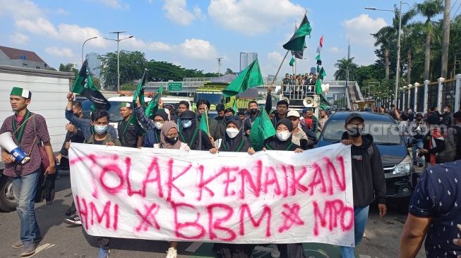 Massa mahasiswa yang tergabung dalam Himpunan Mahasiswa Islam atau HMI berdatangan ke Gedung DPR RI, Senayan Jakarta. Mereka melakukan aksi demonstrasi untuk menolak kenaikan harga BBM. (Suara.com/Bagaskara)