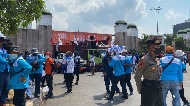 LIVE STREAMING: Suasana Gedung DPR Jelang Demo Buruh Tolak Kenaikan BBM