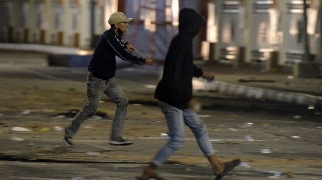 Sekelompok warga terlibat bentrok dengan mahasiswa saat berunjuk rasa di depan kampus Universtas Negeri Makassar (UNM), Makassar, Sulawesi Selatan, Senin (5/9/2022) malam. Unjuk rasa mahasiswa menolak kenaikan harga Bahan Bakar Minyak (BBM) tersebut berujung bentrok dan sejumlah mahasiswa diamankan. ANTARA FOTO/Abriawan Abhe/wsj.