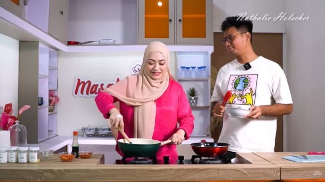 Momen Akrab Nathalie Holscher dan Frans Faisal Masak Bareng (YouTube/NATHALIE HOLSCHER)