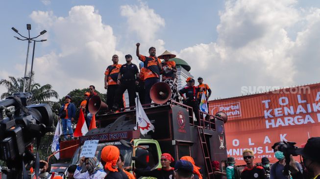 Massa Buruh saat menggelar aksi unjuk rasa di depan Gedung DPR RI, Senayan, Jakarta Pusat, Selasa (6/9/2022). [Suara.com/Alfian Winanto]