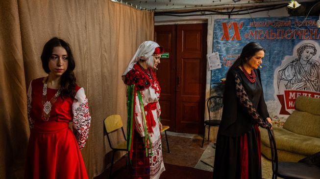 Para aktris berlatih untuk peran mereka di Teater Drama Mykolaiv di Mykolaiv, Ukraina, Kamis (25/8/2022). [Dimitar DILKOFF / AFP]