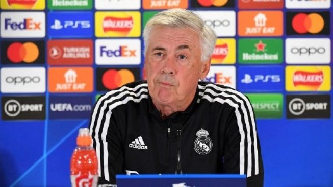 Pelatih Real Madrid Carlo Ancelotti menghadiri jumpa pers jelang pertandingan Liga Champions kontra Celtic di Celtic Park, Glasgow, Skotlandia, Senin (5/9/2022). [AFP]