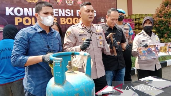 Pengungkapan kasus pengoplosan gas elpiji bersubsidi di Kantor Polres Bogor, Cibinong, Kabupaten Bogor, Jawa Barat, Selasa (6/9/2022). [ANTARA/M Fikri Setiawan.]