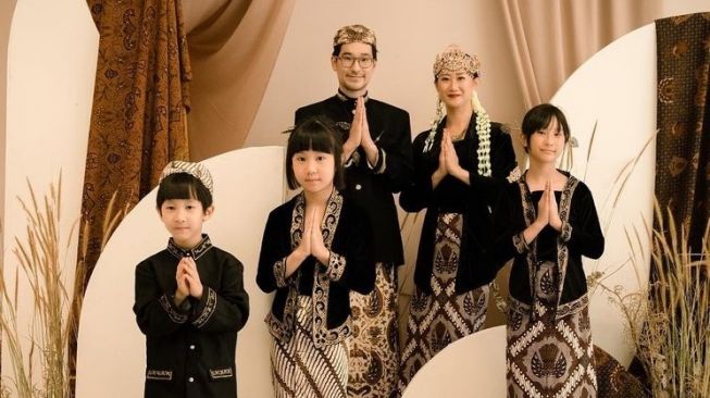 Seperti Foto Pernikahan, Ini 8 Hasil Pemotretan Kimbab Family saat Berada di Indonesia