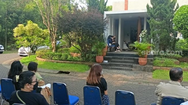 Suasana di Rumah Duka suami Dee Lestari, Reza Gunawan di BSD, Tangerang Selatan pada Selasa (6/9/2022) [Suara.com/Rena Pangesti]