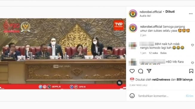 Reaksi Puan Maharani saat diberikan kejutan lagu Selamat Ulang Tahun dari Jamrud di Rapat Paripurna ketika Gedung DPR digeruduk massa demonstran penolak kenaikan harga BBM. (Instagram/@ndorobei.official)