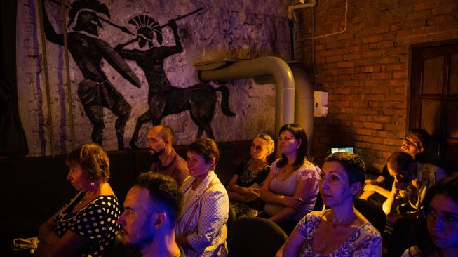 Penonton menunggu dimulainya pertunjukan di Teater Drama Mykolaiv di Mykolaiv, Ukraina, Kamis (25/8/2022). [Dimitar DILKOFF / AFP]
