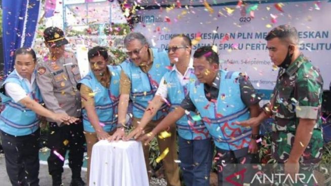 Penjabat (Pj) Gubernur Kepulauan Bangka Belitung Ridwan Djamaluddin (tengah) meresmikan pengoperasian Stasiun Pengisian Kendaraan Listrik Umum (SPKLU) di Kabupaten Belitung [Diskominfo Babel via Antara].