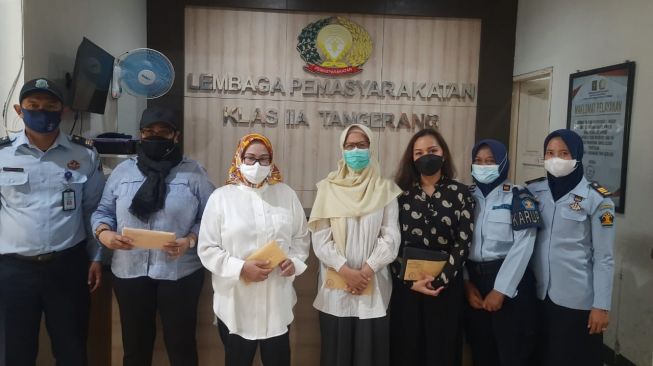 Mantan Gubernur Banten Ratu Atut Chosiyah (ketiga dari kiri) bebas bersyarat dari Lapas Kelas IIA Wanita Kota Tangerang, Selasa (6/9/2022). [Dok. Istimewa]