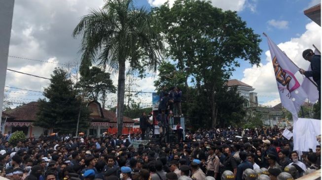 Demo Kembali Pecah di Mataram, Gerbang DPRD NTB Nyaris Didobrak Massa