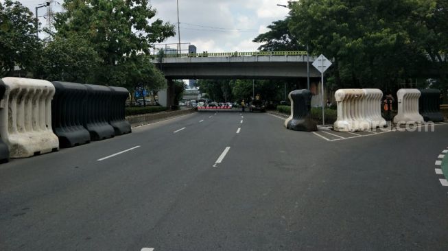 Jalan Gatot Subroto ditutup imbas demo besar-besaran buruh tolak kenaikan BBM di gedung DPR RI. (Suara.com/Rakha)