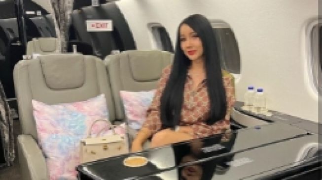 Potret Lucinta Luna naik jet mewah milik juragan 99 (Instagram/@lucintaluna_manjalita)