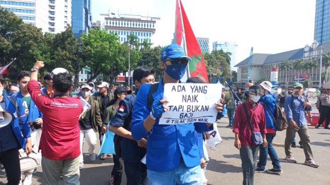 Penampakan poster yang dipamerkan mahasiswa saat demo tolak kenaikan BBM di Patung Kuda, Jakarta Pusat. (Suara.com/Yaumal)