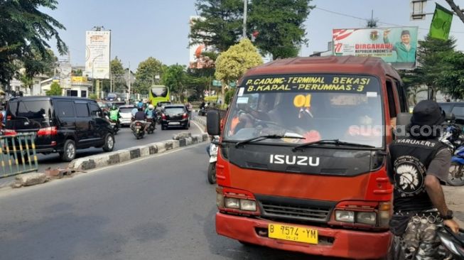 Keluh Kesah Sopir Angkot di Bekasi: BBM Naik, Setoran Kurang, Pecah Perang Dunia di Rumah