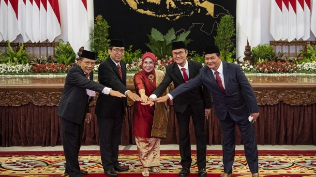 Anggota Dewan Kehormatan Penyelenggara Pemilu (DKPP) Unsur Tokoh Masyarakat Masa Tugas Tahun 2022-2027 (kiri ke kanan) J Kristiadi, I Dewa Kade Wiarsa Raka Sandi, Ratna Dewi Pettalolo, Muhammad Tio Aliansyah dan Heddy Lugito melakukan sesi foto usai dilantik oleh Presiden Joko Widodo di Istana Negara, Jakarta, Rabu (7/9/2022). ANTARA FOTO/Sigid Kurniawan/wsj.