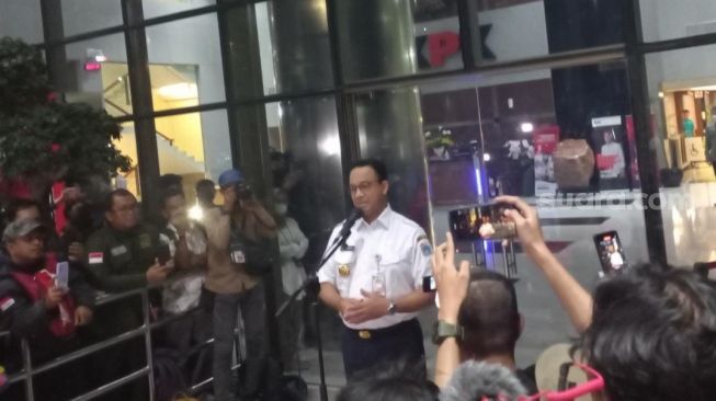 Gubernur DKI Jakarta Anies Baswedan usai menjalani pemeriksaan selama 11 jam terkait Formula E di Gedung Merah Putih KPK, Kuningan, Jakarta, Rabu (7/9/2022). [Suara.com/Welly Hidayat]