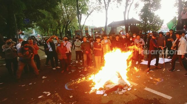 Mahasiswa membakar ban di depan gedung DPRD Sumut. [Suara.com/M.Aribowo]