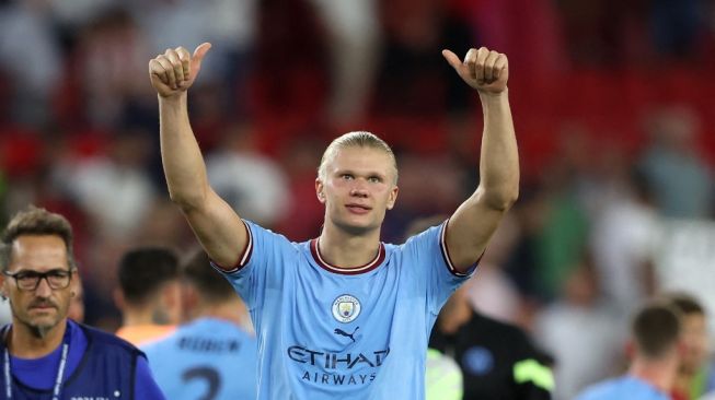 Striker Manchester City asal Norwegia, Erling Haaland mengacungkan jempol saat ia merayakan kemenangan timnya di akhir pertandingan pertama Grup G Liga Champions 2022/2023 antara Sevilla vs Manchester City, di stadion Ramon Sanchez Pizjuan di Seville pada 6 September 2022 waktu setempat.Thomas COEX / AFP