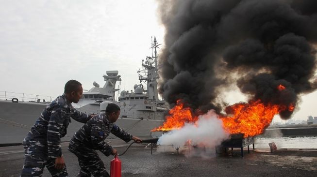 Personel TNI Angkatan Laut memadamkan api saat Latihan Pertahanan Pangkalan Armada Siaga di Koarmada II, Surabaya, Jawa Timur, Rabu (7/9/2022). [NTARA FOTO/Didik Suhartono/foc].