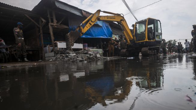 Petugas melakukan pembongkaran lapak pedagang liar di Pasar Cikande, Kabupaten Serang, Banten, Rabu (7/9/2022).ANTARA FOTO/Muhammad Bagus Khoirunas/wsj.