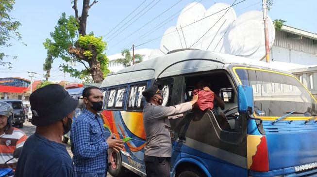 Kenaikan Harga BBM, Puluhan Sopir Angkutan Kota di Solo Dapat Bantuan Sembako dari Polsek Banjarsari