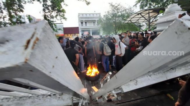 FOTO: Aksi Demo Tolak Kenaikan Harga BBM di Jogja, Gerbang DPRD DIY Roboh hingga Massa Bakar Ban