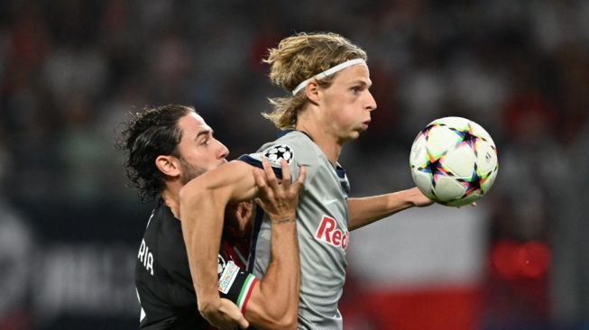 Bek AC Milan asal Italia Davide Calabria (kiri) dan gelandang Salzburg asal Denmark Maurits Kjaergaard bersaing memperebutkan bola dalam matchday pertama Grup E Liga Champions antara Salzburg vs AC Milan di Stadion Maksimir, Zagreb pada 6 September 2022.JOE KLAMAR / AFP.