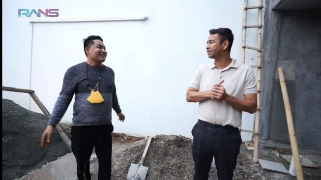 Raffi Ahmad cek rumah pemberiannya untuk Merry (Youtube/Rans Entertainment)