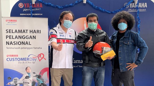 Hari Pelanggan Nasional, Eddi Brokoli Ikut Bertandang ke Rumah Konsumen Yamaha di Jawa Barat