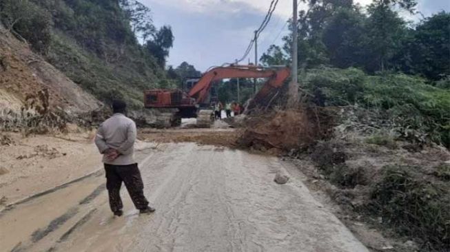 Jalan Lintas Sumbar-Riau Longsor Kembali, Arus Lalu Lintas Sistem Buka Tutup