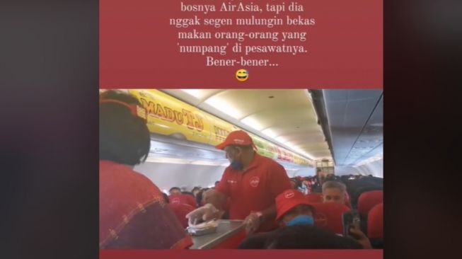 Bos Air Asia Tony Fernandes Pungut Sampah Bareng Pramugari di Pesawat Jadi Sorotan