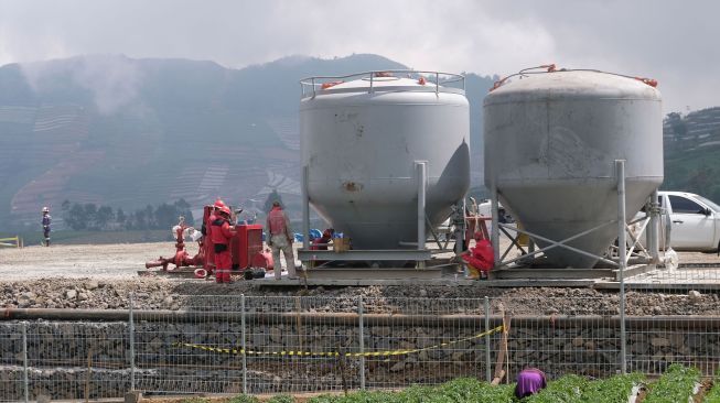 Pekerja menyelesaikan pekerjaan pada proyek sumur produksi Pembangkit Listrik Tenaga Panas Bumi (PLTP) PT Geo Dipa Energi di kawasan dataran tinggi Dieng Desa Kepakisan, Batur, Banjarnegara, Jawa Tengah, Selasa (6/9/2022). [ANTARA FOTO/Anis Efizudin/tom]
