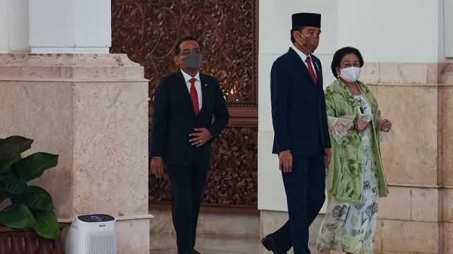 Presiden Joko Widodo (tengah) bersama Presiden ke-5 Megawati Soekarnoputri (kanan) didampingi Mensesneg Pratikno (kiri) tiba dalam pelantikan Menteri Pendayagunaan Aparatur Negara dan Reformasi Birokrasi (MenPAN RB) di Istana Negara, Jakarta, Rabu (7/9/2022). ANTARA FOTO/Sigid Kurniawan/wsj.