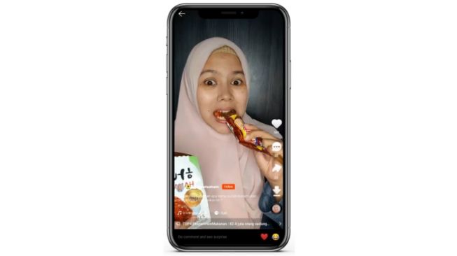 Eksperimen makan kimchi asam Korea dengan snack wafer cokelat yang manis di SnackVideo (Istimewa)