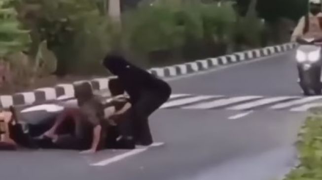 Braakk! Video Viral Polisi Tidur Dicat Mirip Zebra Cross, Sejumlah Pemotor Tersungkur