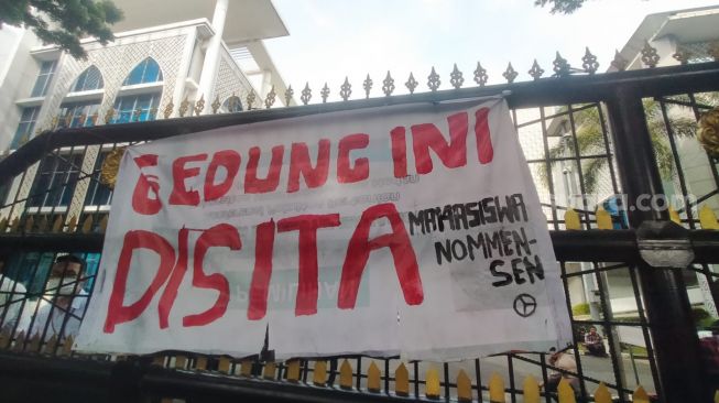 Demo di DPRD Sumut, Mahasiswa Bentangkan Spanduk "Gedung Ini Disita"