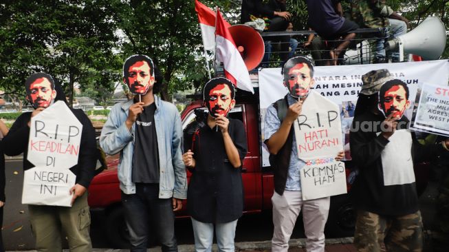 Sejumlah massa melakukan aksi unjuk rasa di kantor Komnas HAM, Jakarta Pusat, Rabu (7/9/2022). [Suara.com/Alfian Winanto]