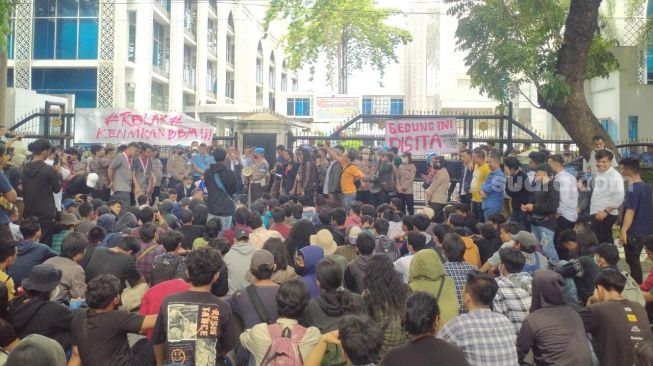 Demo Tolak Kenaikan BBM di DPRD Sumut, Teriak Massa: Mana Bantengnya, Belum Datang