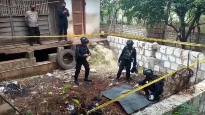 Mortir Panjangnya Hampir Setengah Meter Ditemukan di Pekarangan Rumah Calon Kades Tuban