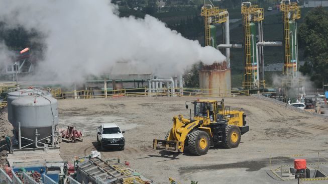 Alat berat digunakan pada pembangunan sumur produksi Pembangkit Listrik Tenaga Panas Bumi (PLTP) PT Geo Dipa Energi di kawasan dataran tinggi Dieng Desa Kepakisan, Batur, Banjarnegara, Jawa Tengah, Selasa (6/9/2022). [ANTARA FOTO/Anis Efizudin/tom]