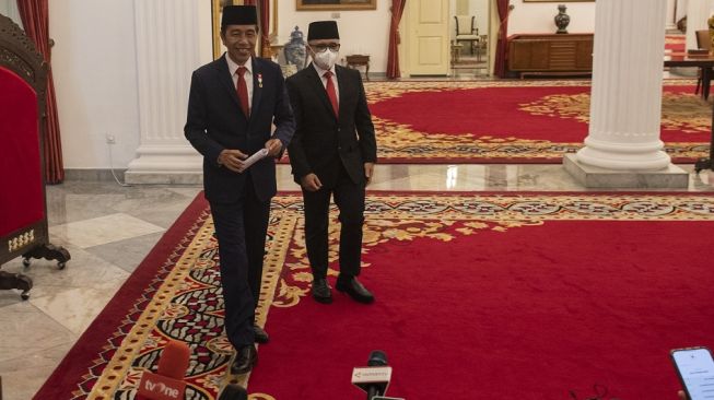 Presiden Joko Widodo (tengah) didampingi Menteri Pendayagunaan Aparatur Negara dan Reformasi Birokrasi (MenPAN RB) Abdullah Azwar Anas (kanan) di Istana Negara, Jakarta, Rabu (7/9/2022). ANTARA FOTO/Sigid Kurniawan/wsj.