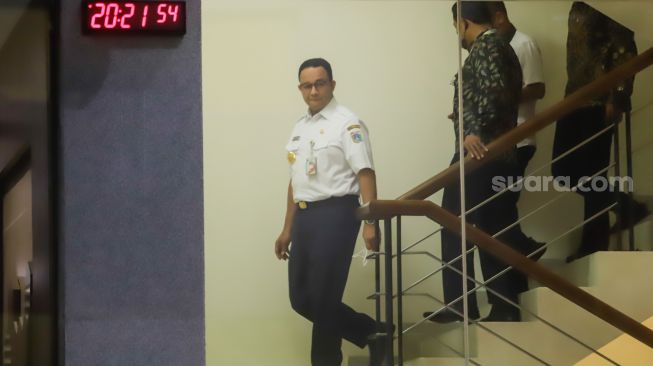 Gubernur DKI Jakarta Anies Baswedan usai menjalani pemeriksaan di Gedung Merah Putih KPK, Jakarta Selatan, Rabu (7/9/2022). [Suara.com/Alfian Winanto]