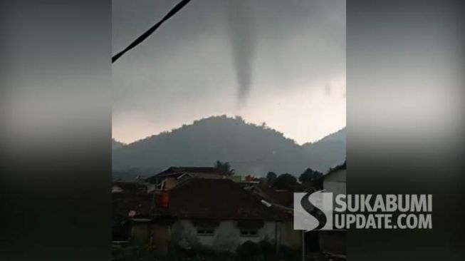 91 Rumah dan 2 Madrasah Rusak Akibat Terjangan Puting Beliung di Gegerbitung Sukabumi