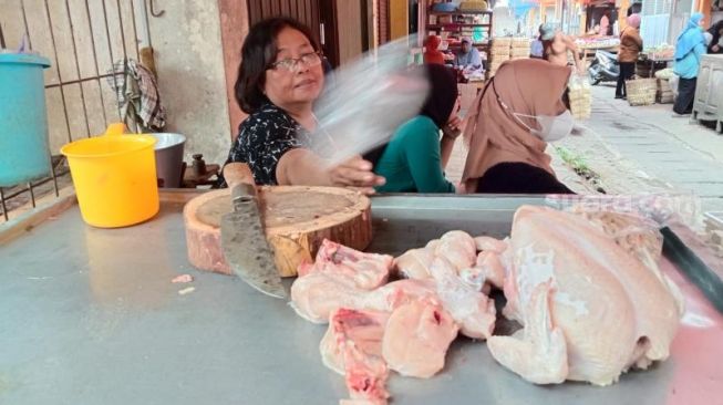 Penjual daging di Pasar Bantul tengah menanti pembeli, Selasa (6/9/2022). - (SuaraJogja.id/Wahyu Turi)