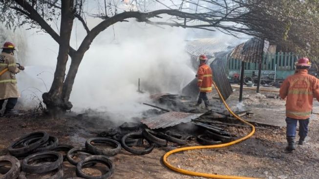  Kebakaran hanguskan bagian bengkel kios ban bekas di Dusun Gedangan, Panggungharjo, Kapanewon Sewon, Bantul, Rabu (7/9/2022). Dok: Pusdalops BPBD Bantul.