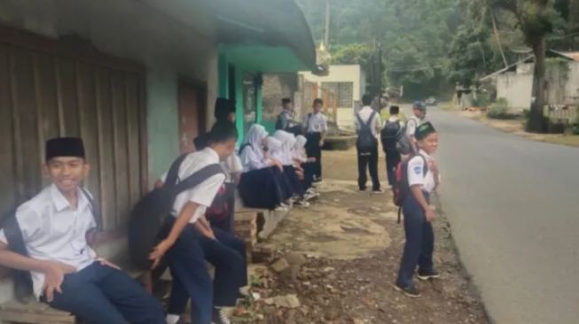 BBM Naik, Angkot Mogok Operasi, Siswa Sekolah di Tasikmalaya Terlantar