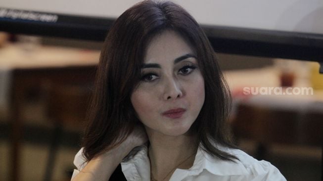 Dhena Devanka saat Ditemui di Cafe Sub Ohm, Jakarta, Rabu (7/9). [Suara.com/Oke Atmaja]